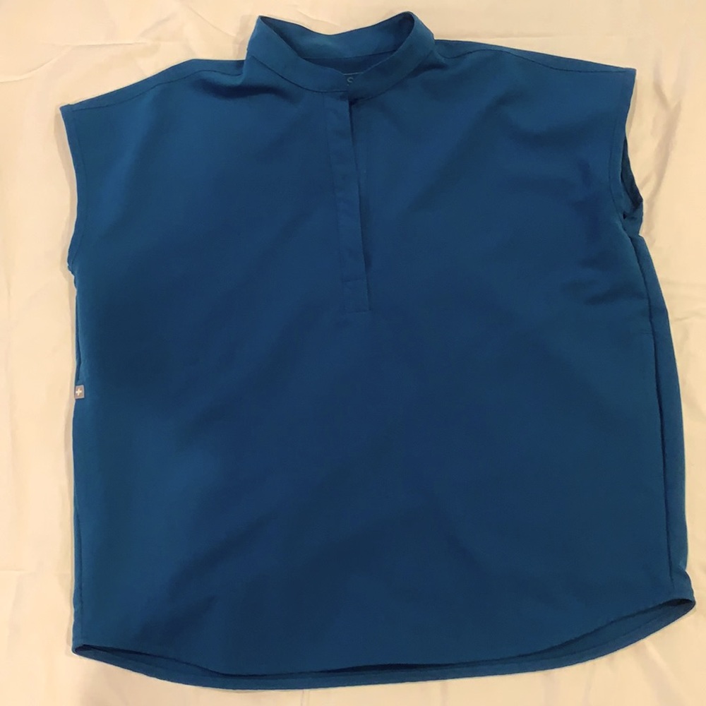Figs Alps blue Rafaela small scrub top. Rare